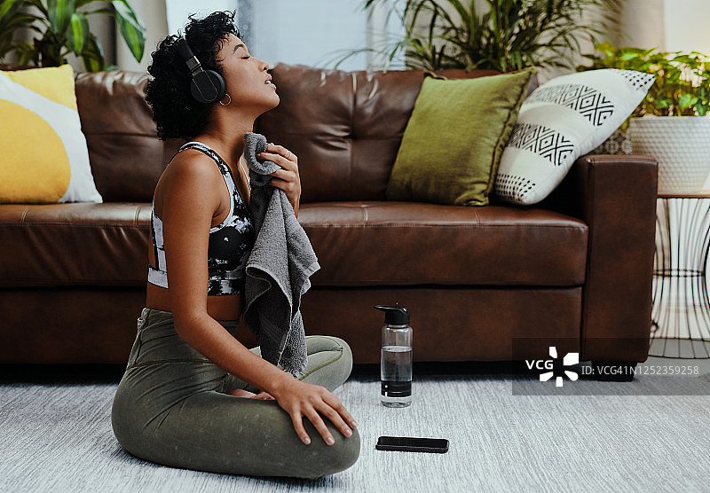 肌肉发热身体出汗图片素材