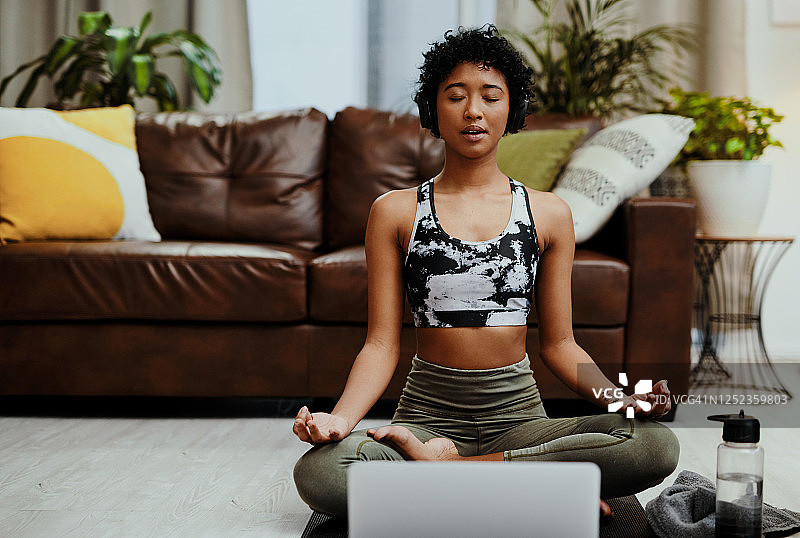 静静地坐着，深呼吸，平静你的思绪图片素材