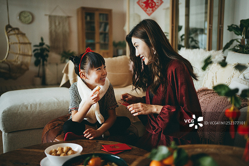 女儿帮忙母亲准备春节红包图片素材