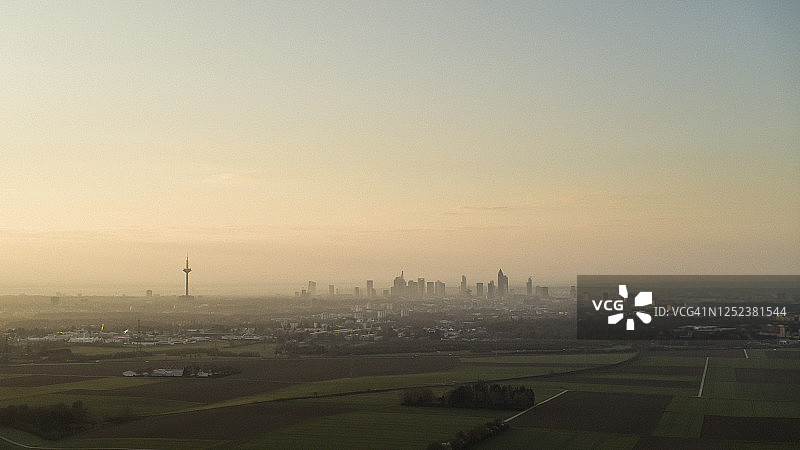 德国法兰克福天际线与乡村农田的日落图片素材