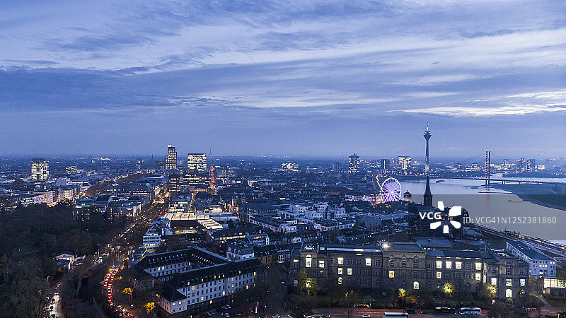 德国北莱茵-威斯特法伦州杜塞尔多夫的城市夜景灯光图片素材