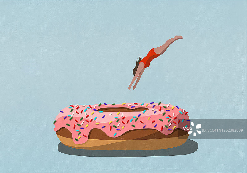 女人跳入洒满糖屑的大甜甜圈图片素材