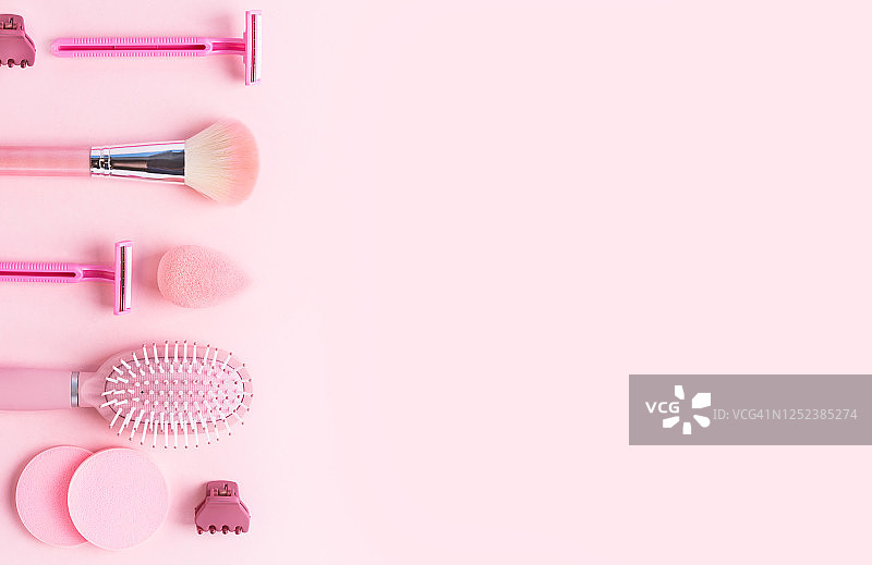 粉色背景上的美妆产品排版，温和护肤品，扁平风格，留白，时尚概念图片素材