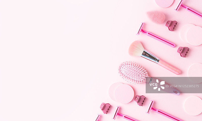 粉色背景上的美妆产品排版，温和护肤品，扁平风格，留白，时尚概念图片素材
