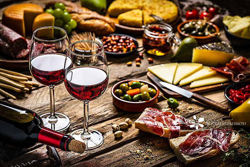 搭配红酒的美味开胃菜图片素材