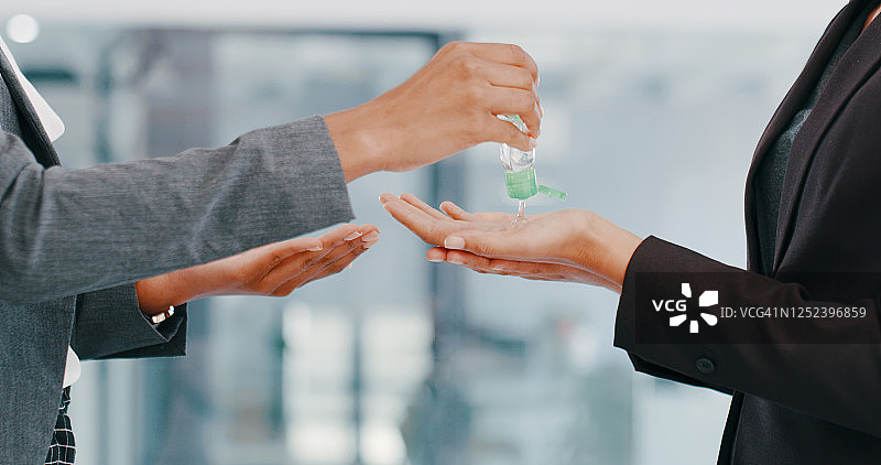 对新冠病毒保持警惕图片素材