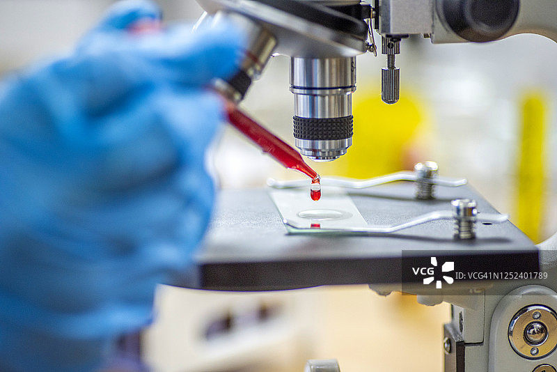 实验室中的新冠病毒COVID-19疫苗瓶图片素材