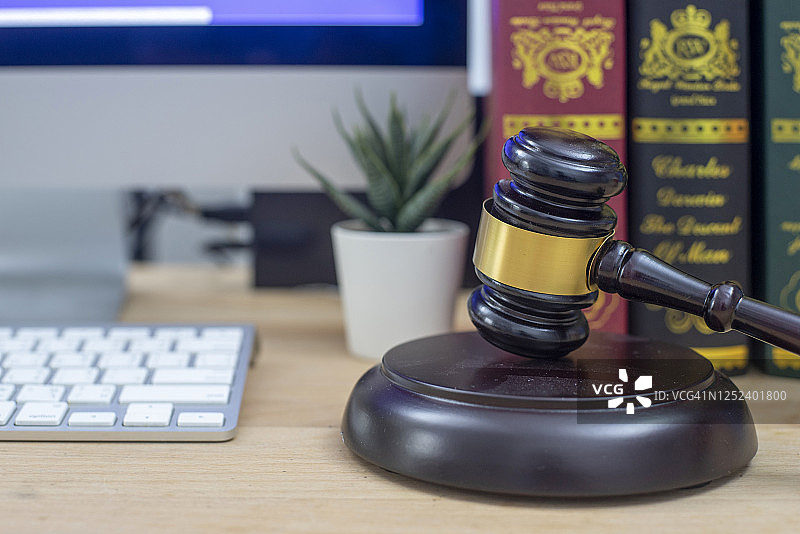 法律概念。法官法槌和笔记本电脑特写图片素材