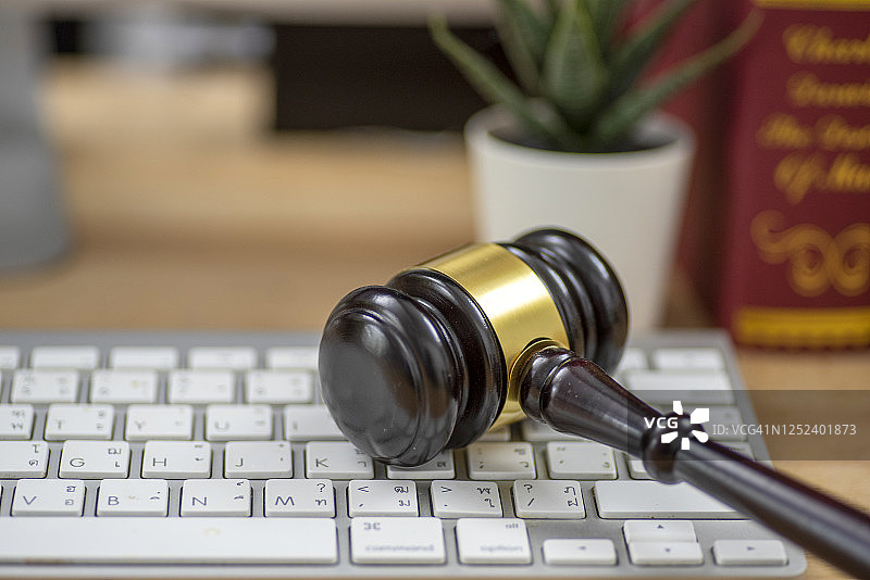 法律概念。法官法槌和笔记本电脑特写图片素材
