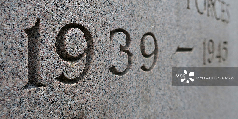 纪念石上铭刻的二战岁月图片素材