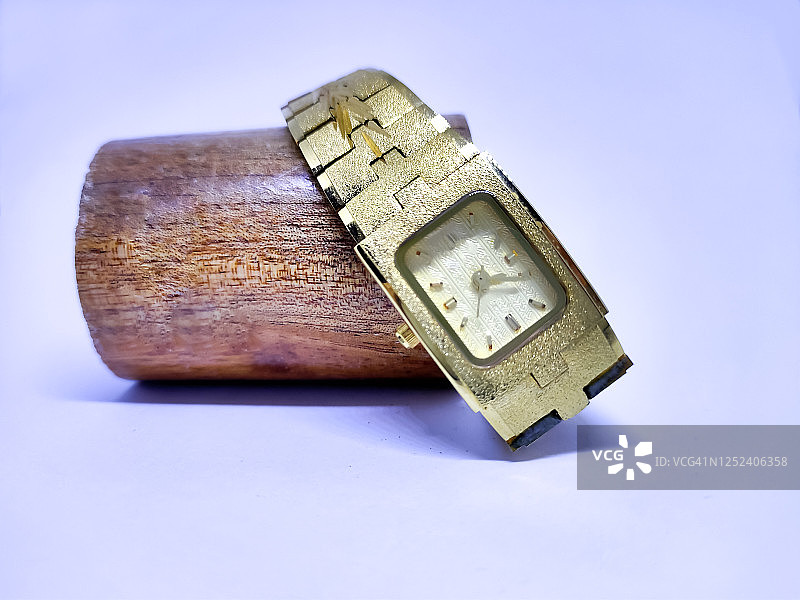 木质结构上的金色女士手表图片素材