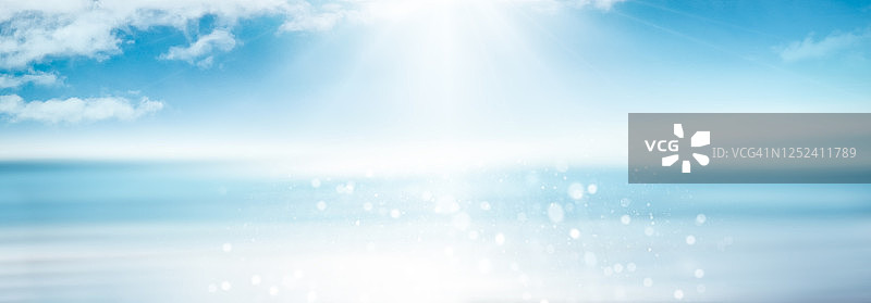 阳光、波光和柔云下的海洋景观图片素材