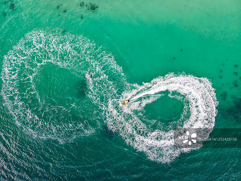 人们在海上玩水上摩托艇的俯视图图片素材