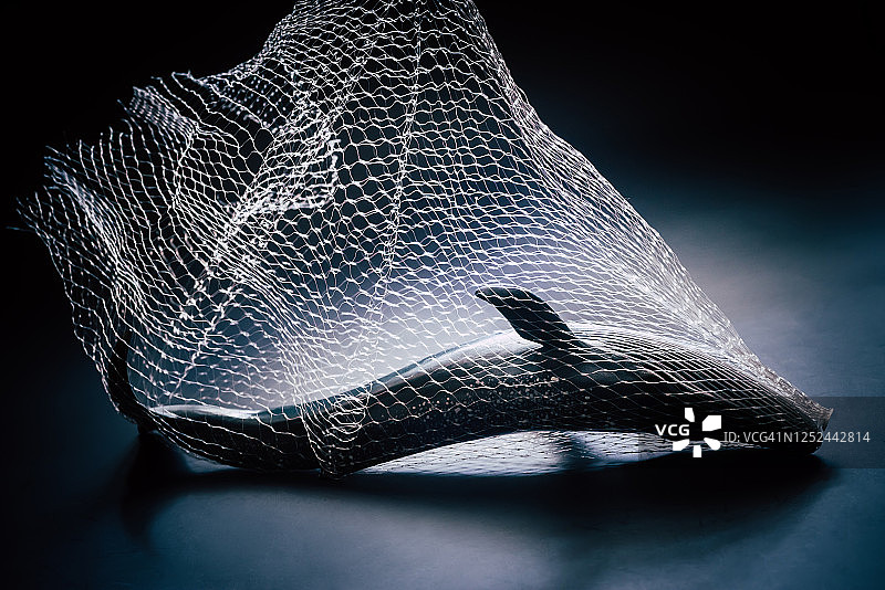 座头鲸被废弃渔网缠绕的概念设计图片素材