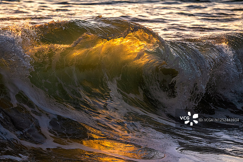 泰国攀牙府的巨浪图片素材