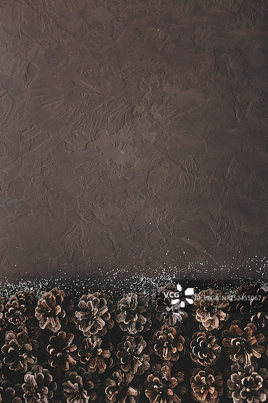 雪杉树和圣诞树锥的圣诞石材背景，顶部留白图片素材