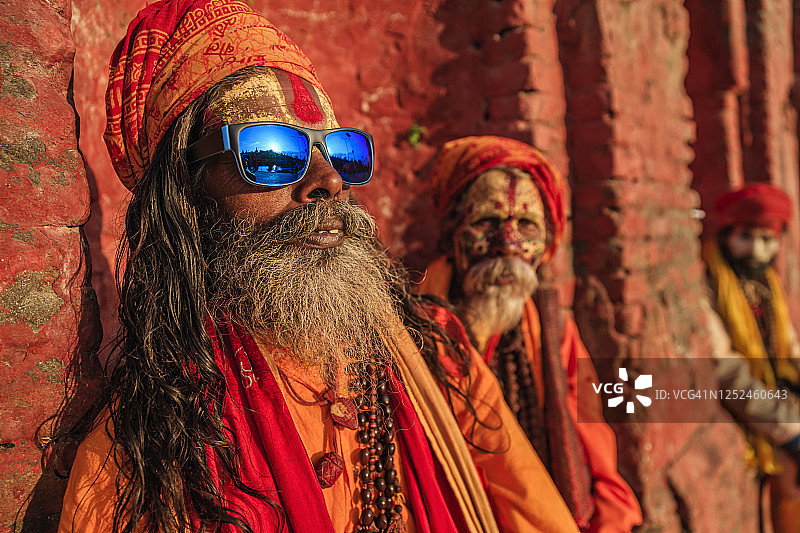 苦行僧 - 坐在寺庙里的印度圣人图片素材