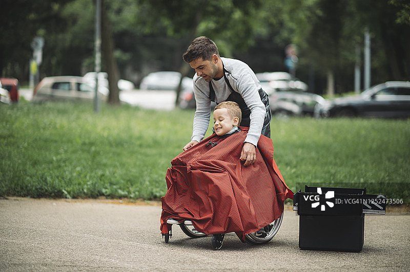残疾男孩理发图片素材