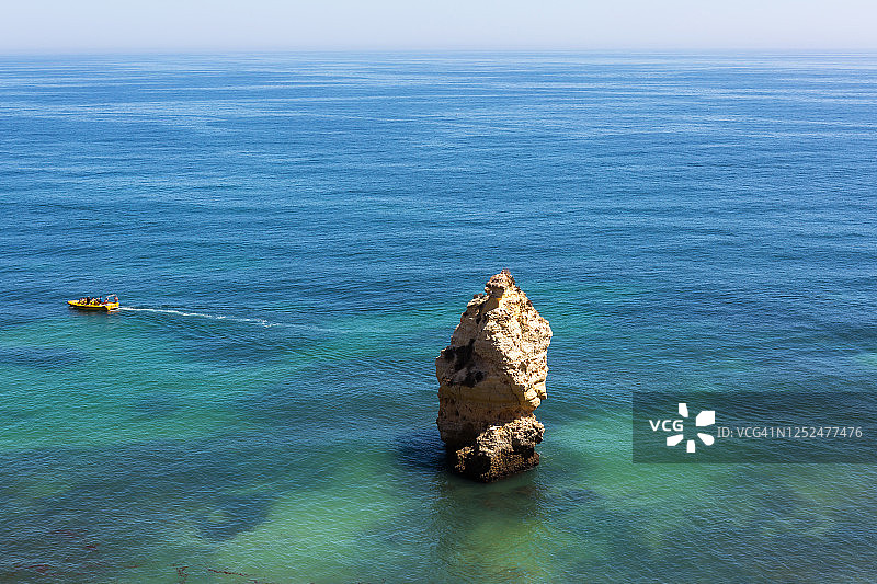 阿尔加维海岸线的岩石针（葡萄牙）图片素材