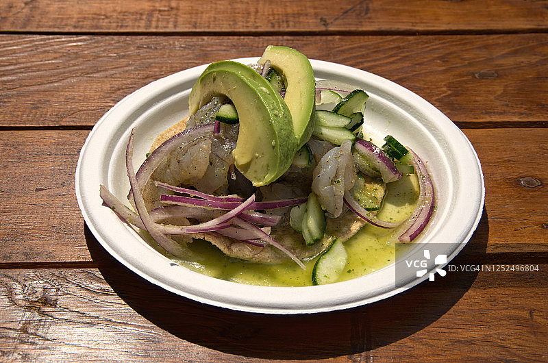 鲜虾酸橘汁玉米饼配牛油果黄瓜红洋葱图片素材