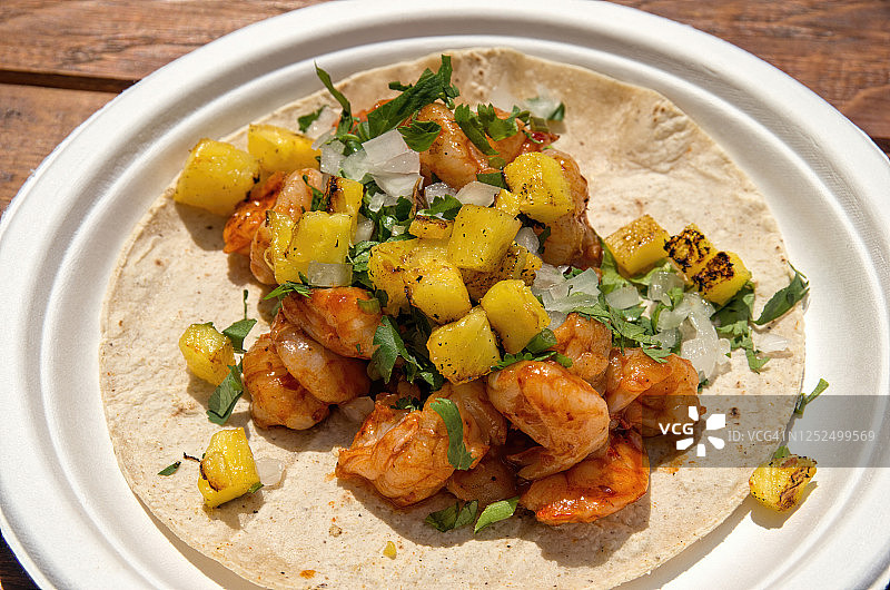 墨西哥虾肉玉米卷配烤菠萝图片素材