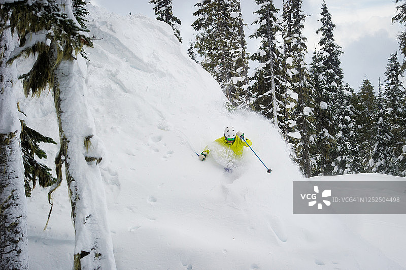滑雪假期中的新雪图片素材