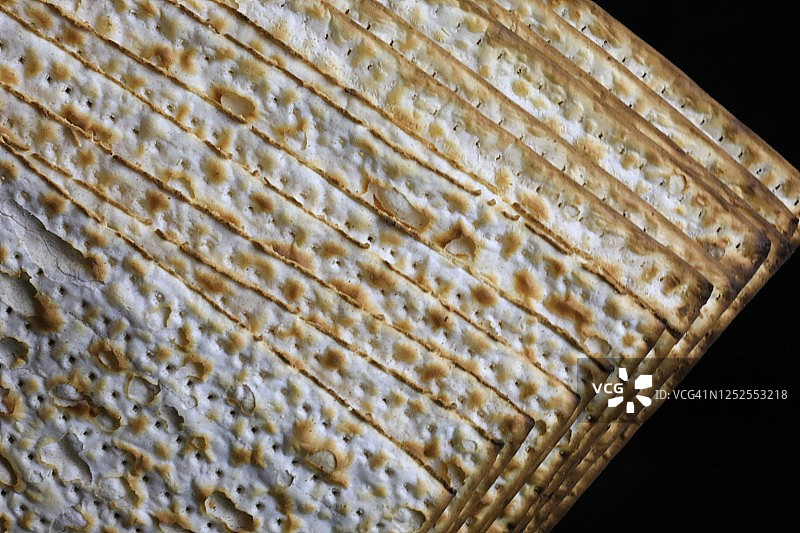 黑色背景上的麦cel饼堆图片素材