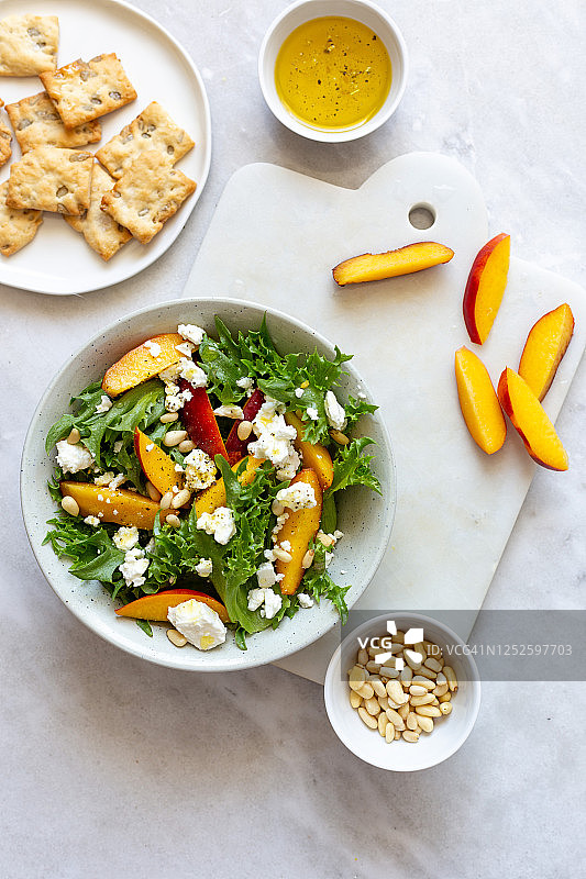 秋季沙拉：冰山生菜、菠菜、桃子和山羊奶酪图片素材