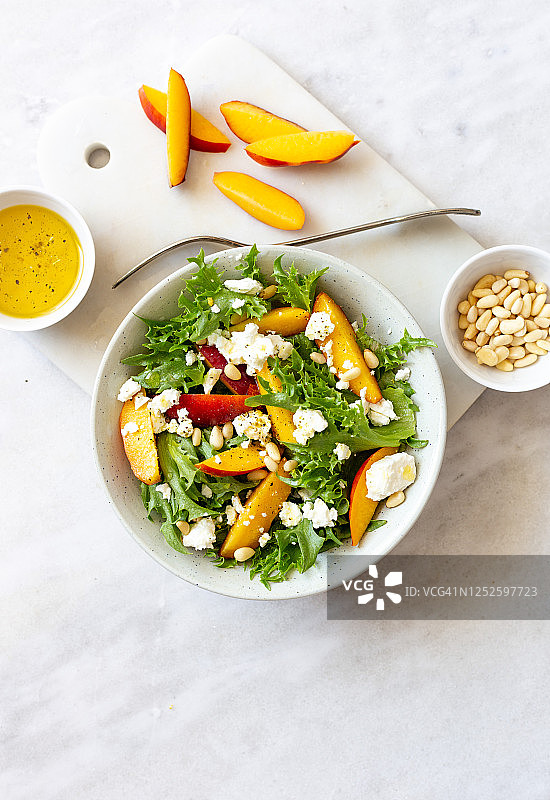 秋季沙拉：冰山生菜、菠菜、桃子和山羊奶酪图片素材