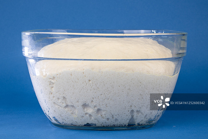 一碗发酵好的面包面团图片素材