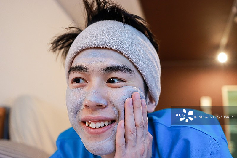 年轻男士的自助美容水疗图片素材