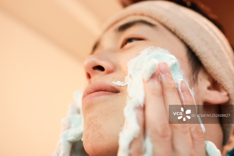 年轻男士的自助美容水疗图片素材