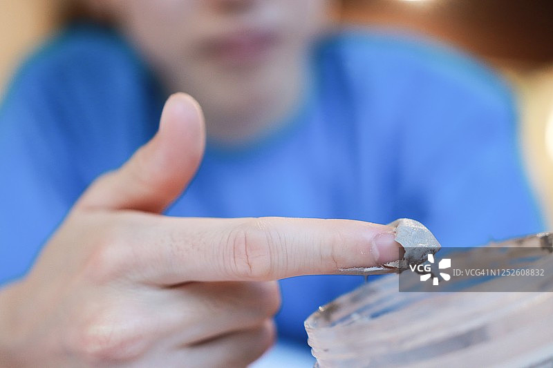 年轻男士的自助美容水疗图片素材