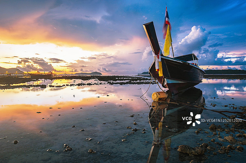 泰式传统长尾木船与美丽沙滩图片素材