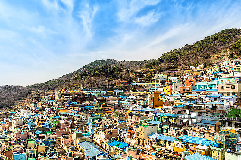 山坡上的彩色村庄图片素材