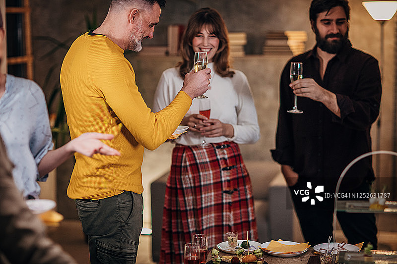 公司办公室派对上微笑的同事图片素材