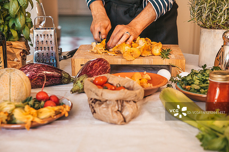 阅读烹饪方法：切蘑菇图片素材