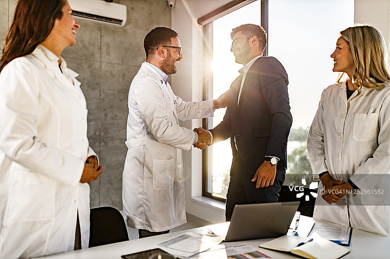 商人与医生达成交易图片素材