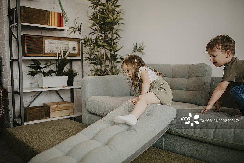 双胞胎在家玩耍和绘画图片素材