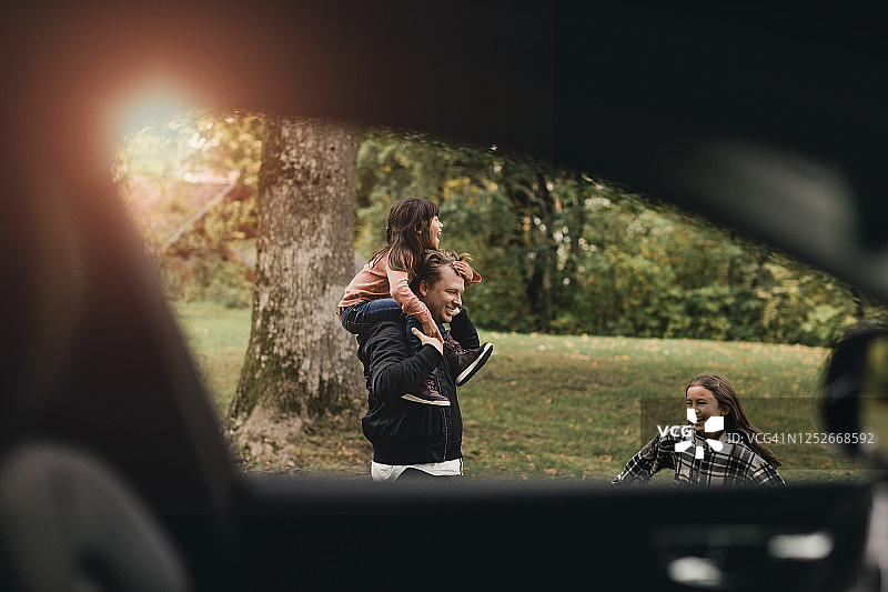 周末野餐时父亲和女儿们玩耍图片素材