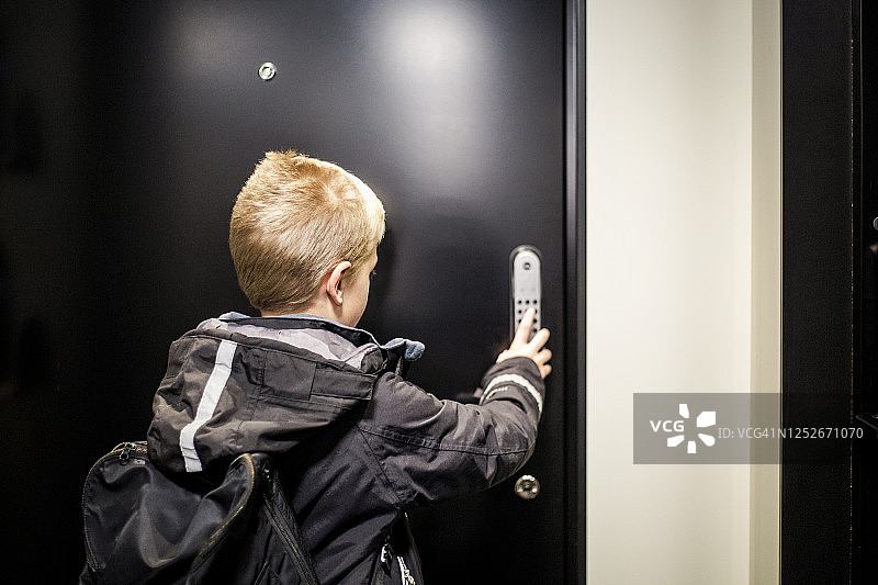 男孩解锁房门组合安全码图片素材