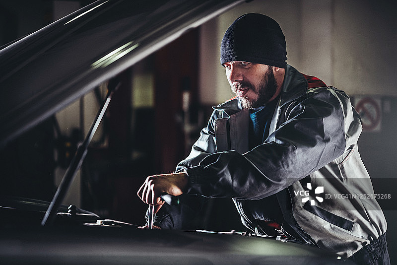 汽车修理工在汽车修理店修理汽车图片素材