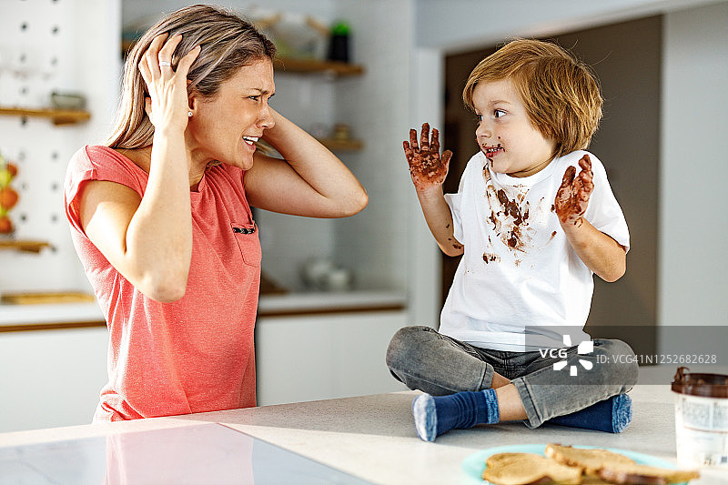 糟糕，看看你把自己弄成什么样了！图片素材