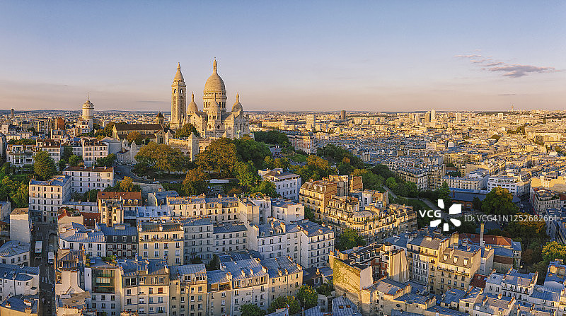 日落时分巴黎蒙马特高地圣心大教堂航拍图片素材