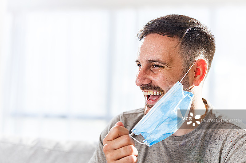 我终于可以摘下这个防护面罩了！图片素材