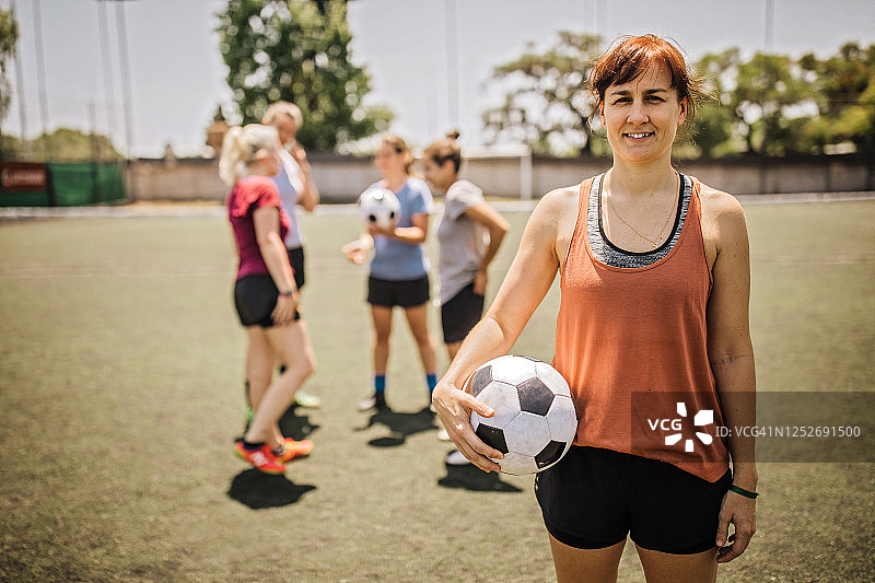 自信的女足球员肖像图片素材