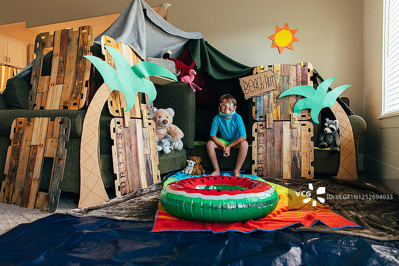 在海滩戴口罩的男孩图片素材