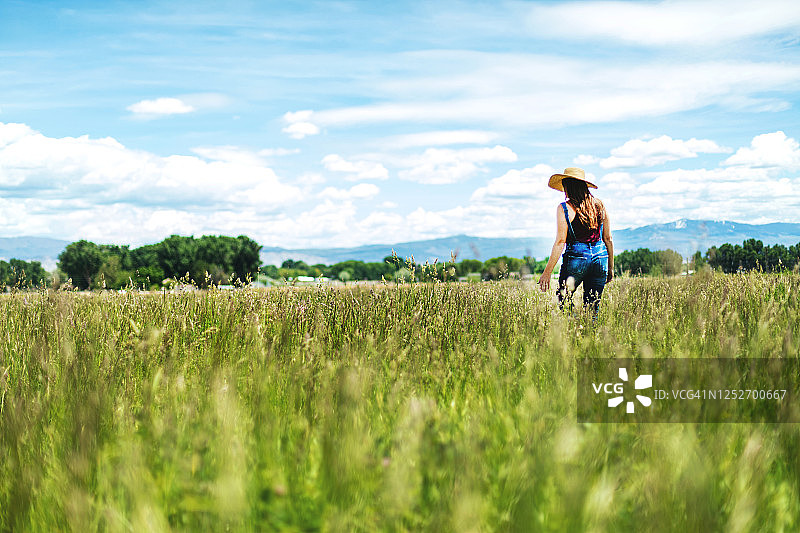 科罗拉多州西部夏季户外的红发千禧一代女性图片素材