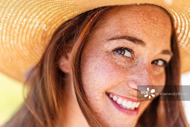 科罗拉多州西部夏季户外的红发千禧一代女性图片素材