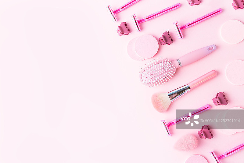 粉色背景上的美妆产品排版，温和护肤品，扁平风格，留白，时尚概念图片素材